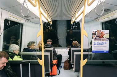 Yolcularla dolu Kopenhag 'lı sürücüsüz metro treninin iç görüntüsü. Tema şehir yolcusu Kopenhag 'da. Danimarka metrosu Kopenhag, 18 Şubat 2019. Modern Avrupa metrosundaki insanlar