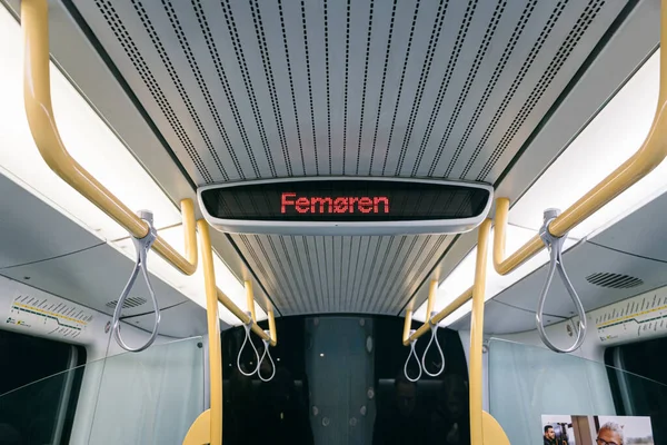 哥本哈根无轨电车与乘客的内景 哥本哈根的主题城市客运 丹麦哥本哈根地铁 2019年2月18日 现代欧洲地铁里的人 — 图库照片