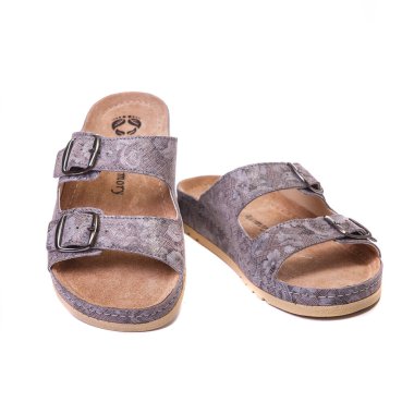 Yetişkinler için bir çift ortopedik ayakkabı. Beyaz izole arka planda. Ön plan yakın plan