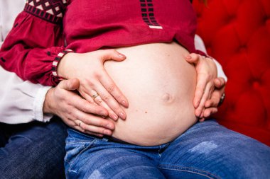 Baba hamile karısını elinden tutar. Yakın çekim, Noel atmosferi