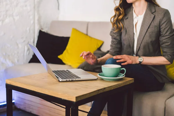 Fechar Mãos Mulher Negócios Usando Laptop Com Xícara Café Mulher — Fotografia de Stock