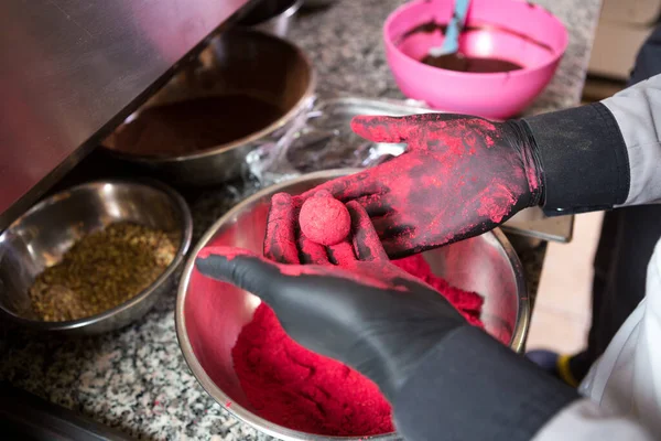 Thema Kochen Pralinen Trüffel Nahaufnahme Hand Junge Kaukasische Frau Und — Stockfoto