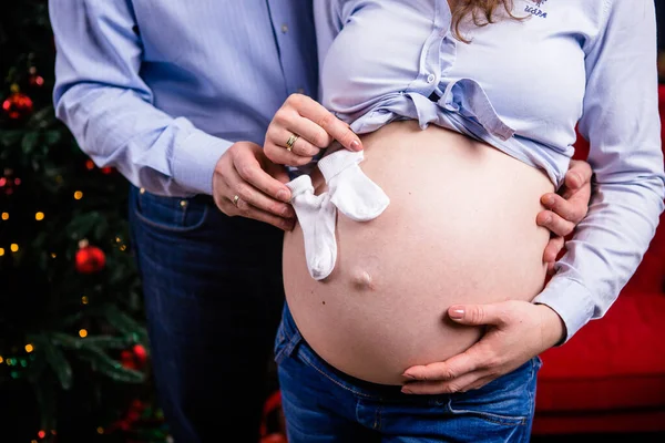 Una Mujer Embarazada Sostiene Sus Manos Calcetines Para Niños Botines — Foto de Stock