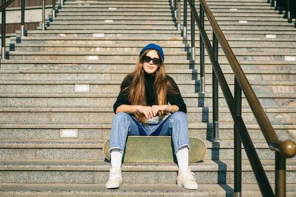 Mujer Urbana Con Patín Chica Hipster Con Monopatín Ciudad Concepto —  Fotos de Stock