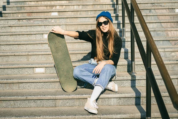 Mujer Urbana Con Patín Chica Hipster Con Monopatín Ciudad Concepto — Foto de Stock