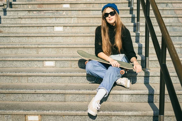 Mujer Urbana Con Patín Chica Hipster Con Monopatín Ciudad Concepto — Foto de Stock