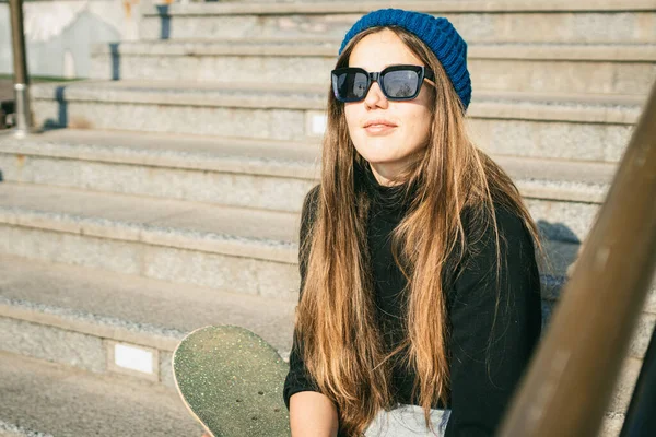 Stedelijke Vrouw Met Schaatsen Hipster Meisje Met Skateboard Stad Extreme — Stockfoto