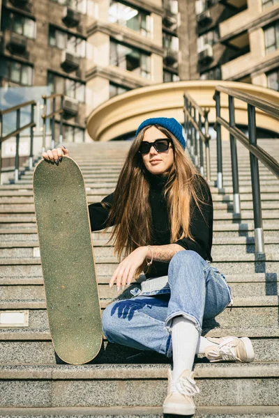 Mujer Urbana Con Patín Chica Hipster Con Monopatín Ciudad Concepto —  Fotos de Stock