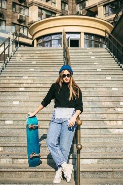 Mujer Elegantemente Vestida Traje Mezclilla Azul Posando Con Monopatín Foto — Foto de Stock