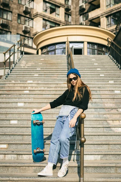 Mujer Urbana Con Patín Chica Hipster Con Monopatín Ciudad Concepto — Foto de Stock