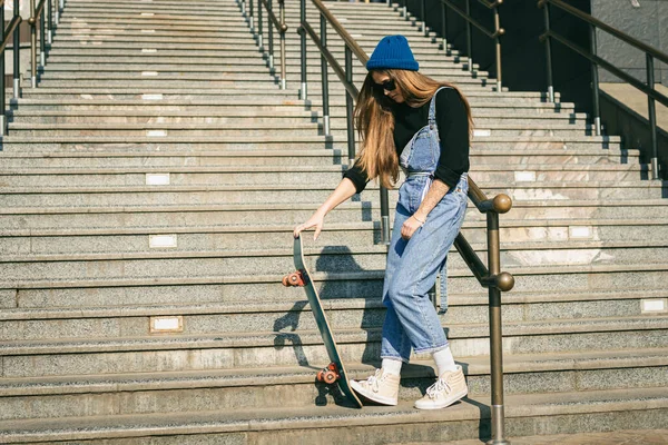 Sokakta Elinde Kaykayla Poz Veren Beyaz Bir Kadın Şehir Ortamında — Stok fotoğraf