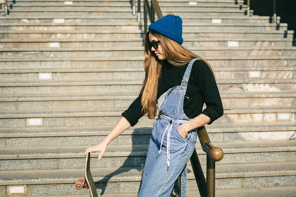 Joven Mujer Caucásica Posando Calle Con Monopatín Las Manos Chica — Foto de Stock