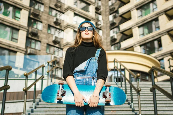 Joven Mujer Caucásica Posando Calle Con Monopatín Las Manos Chica — Foto de Stock