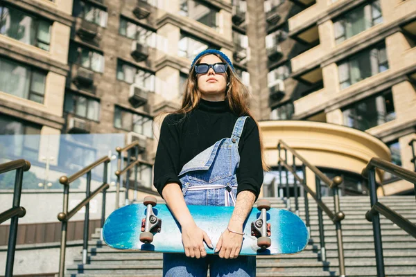 Mujer Urbana Con Patín Chica Hipster Con Monopatín Ciudad Concepto — Foto de Stock