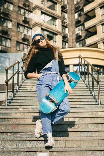 Jonge Blanke Vrouw Poseert Straat Met Skateboard Handen Tiener Meisje — Stockfoto