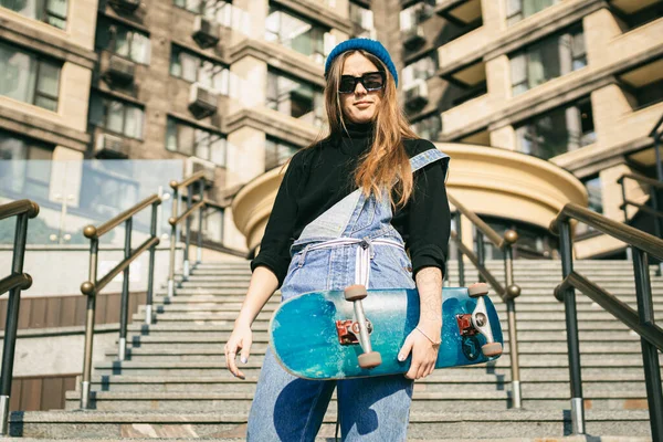 Mujer Urbana Con Patín Chica Hipster Con Monopatín Ciudad Concepto — Foto de Stock