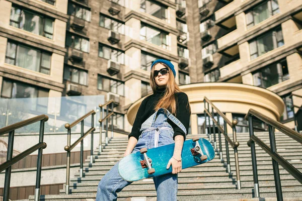 Mujer Urbana Con Patín Chica Hipster Con Monopatín Ciudad Concepto — Foto de Stock