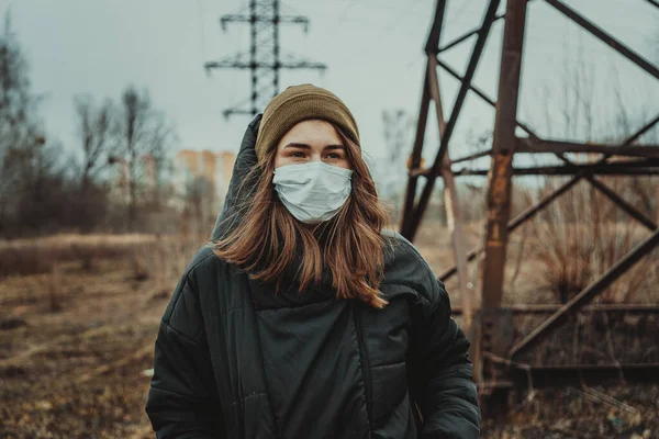 Portret Van Een Jonge Vrouw Met Een Medisch Masker Bescherming — Stockfoto
