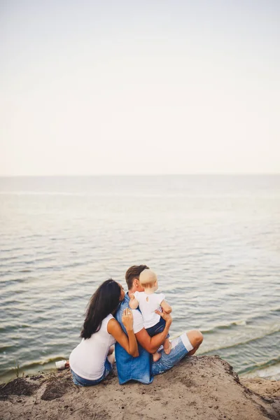 Tema Vacaciones Familia Con Niño Pequeño Naturaleza Mar Mamá Papá —  Fotos de Stock