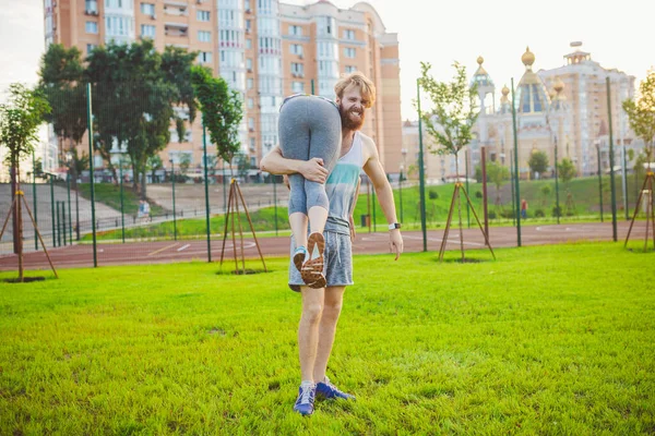 适合夫妇在城市 有乐趣 在公园训练时 快乐的运动夫妇肖像 美丽的运动型夫妇笑得很开心 锻炼后放松 快乐的开始一天一起锻炼 — 图库照片