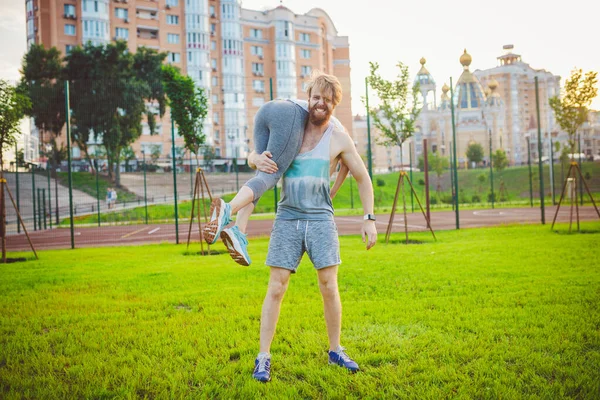 Молодая Кавказская Пара Играет Радуется После Тренировки Газоне Летнем Парке — стоковое фото