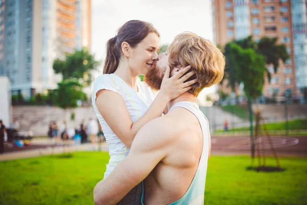 Amore Divertimento Macchie Persone Ritratto Una Giovane Coppia Felice Che — Foto Stock