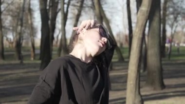 Sportif kadın boyun için esneme egzersizi yapıyor. Genç bayan eğitimi ve dışarıda ısınma. Fitness Man 'in dönüşümlü görüntüsü. Feminen sağlıklı fitness egzersizi yapıyor. Sporcu kadın dışarıda çalışıyor.