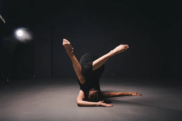 Retrato Una Hermosa Mujer Bailando Sobre Fondo Negro Ballet Bailarina — Foto de Stock