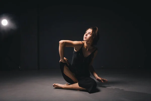 Portret Pięknej Kobiety Tańczącej Czarnym Tle Balet Tancerka Współczesna Tańczą — Zdjęcie stockowe