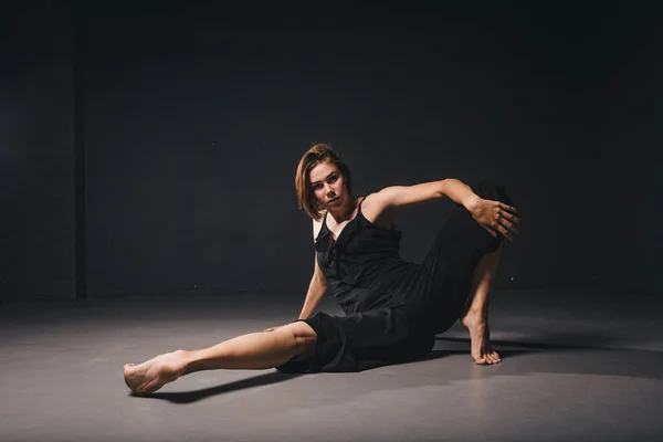 Retrato Una Hermosa Mujer Bailando Sobre Fondo Negro Ballet Bailarina — Foto de Stock