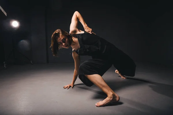 Retrato Una Hermosa Mujer Bailando Sobre Fondo Negro Ballet Bailarina — Foto de Stock