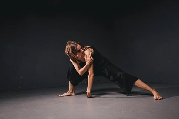 Retrato Uma Bela Mulher Dançando Fundo Preto Balé Dançarina Contemporânea — Fotografia de Stock