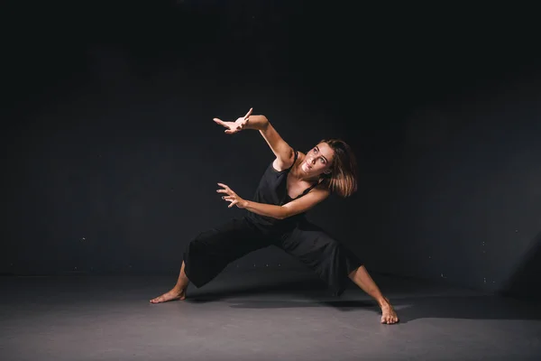 Retrato Uma Bela Mulher Dançando Fundo Preto Balé Dançarina Contemporânea — Fotografia de Stock