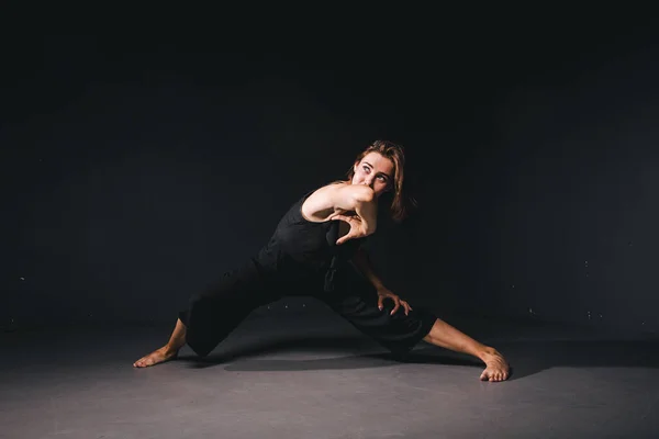 Retrato Una Hermosa Mujer Bailando Sobre Fondo Negro Ballet Bailarina — Foto de Stock