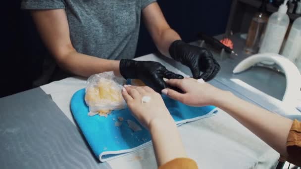 Spa Salon. Manicure. Paraffin Hand Bath. process paraffin treatment. Bowl, additive. Wax bathtub Care. Nail care. Nail artist doing manicure. Professional master putting mitten on hand customer — Stock Video