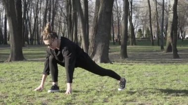 Esneme egzersizi. Spor Kadını. Antrenmandan önce kaslarını ısıtan genç ve mutlu bir sporcu. Genç bayan fitness antrenmanından önce ısınıyor. sağlıklı yaşam tarzı kavramı