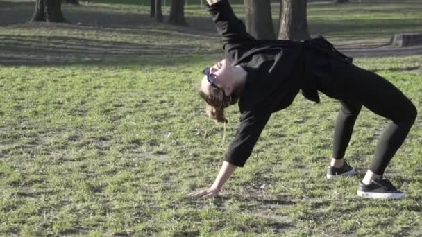 Ejercicio de estiramiento. Sport Woman Outdoor. joven deportista feliz calentando sus muslos antes del entrenamiento. Mujer joven calentándose antes de la sesión de entrenamiento físico. concepto de estilo de vida saludable — Vídeo de stock