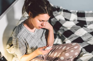 Mevsimlik soğuk, burun akıntısı grip virüsü enfeksiyonu temasıdır. Ev yatak odası yatak Genç beyaz kadına ilaç sprey damla burnuna sümük için kullanır. Alerjik renitis ve sinüzit.