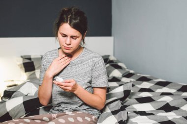 Mevsimlik soğuk, burun akıntısı grip virüsü enfeksiyonu temasıdır. Ev yatak odası yatak Genç beyaz kadına ilaç sprey damla burnuna sümük için kullanır. Alerjik renitis ve sinüzit.