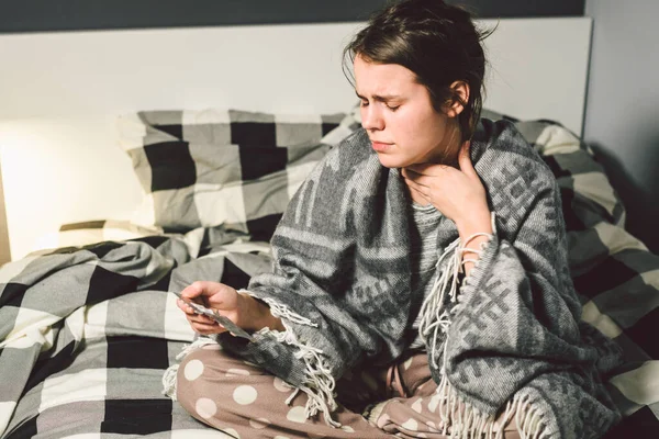 Konu solunum hastalıkları ve ev yapımı ilaçlar. Güzel, genç bir kadın hasta, yatakta soğuk algınlığıyla yatıyor. Duygularını sallamak için boğazını tutuyor. Boğaz ağrısı çeken adam hap alıyor..