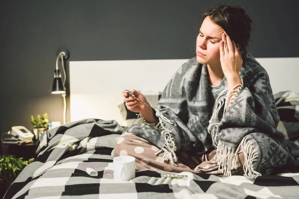 Sujeto Enfermedad Tratamiento Joven Mujer Caucásica Sienta Casa Dormitorio Cama — Foto de Stock