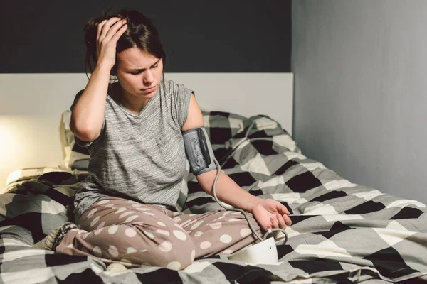 Tema Presión Arterial Alta Hipertensión Años Joven Mujer Caucásica Utiliza — Foto de Stock