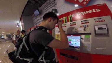 24 Eylül 2017 İspanya, Barselona. Hedef taşıma bisikleti metroda. Metrodaki bisikletçi. Motorsiklet ekolojik taşıma yöntemi. Barcelona 'da metro. Barcelona 'daki metro treninin içi.