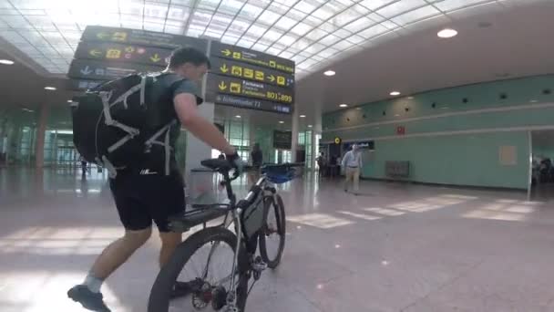 2017 년 9 월 24 일 . Spain, Barcelona. 지하철에서 자전거타는 사람. 지하철에 있는 사이클 러스. 생태계 운반 법 (Bike ecological mode). 바르셀로나 지하철. 바르셀로나 지하철 내부 — 비디오