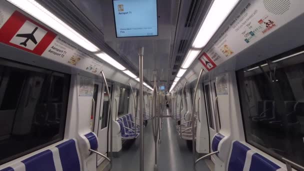 05 marca 2019 Barcelona Hiszpania. Miejski podziemny transport miejski. Nowy nowoczesny wystrój wnętrz w metrze. Wolno opuszczona droga w kierunku aerooprtu — Wideo stockowe