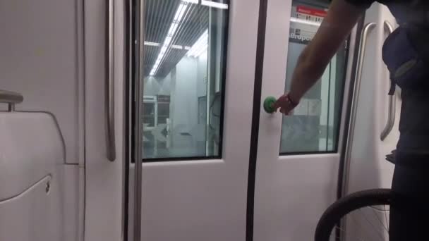 24 de setembro de 2017 Espanha, Barcelona. Sujeito bicicleta de transporte no metrô. Um ciclista no metro. Modo de transporte ecológico de bicicleta. Metro em Barcelona. Interior do metro em Barcelona — Vídeo de Stock