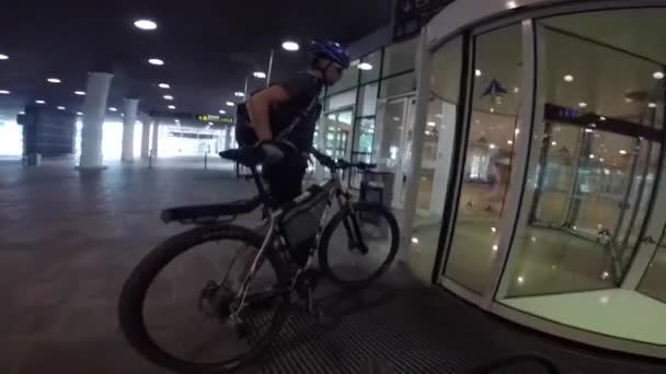 24 de setembro de 2017 Espanha, Barcelona. Sujeito bicicleta de transporte no metrô. Um ciclista no metro. Modo de transporte ecológico de bicicleta. Metro em Barcelona. Interior do metro em Barcelona — Vídeo de Stock