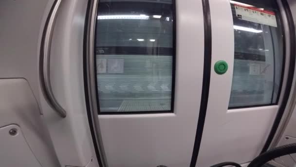 24 de setembro de 2017 Espanha, Barcelona. Sujeito bicicleta de transporte no metrô. Um ciclista no metro. Modo de transporte ecológico de bicicleta. Metro em Barcelona. Interior do metro em Barcelona — Vídeo de Stock