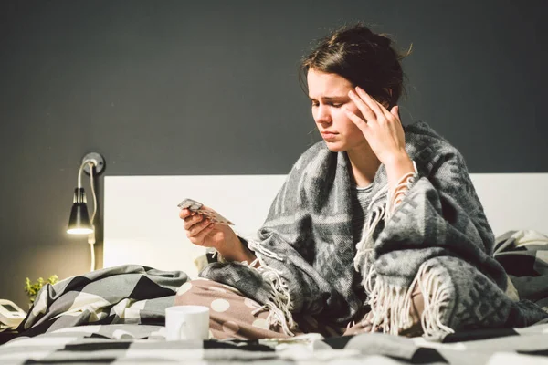 Mujer Joven Con Migraña Cama Mujer Joven Enferma Sentada Cama — Foto de Stock