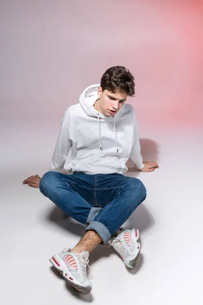 Rapaz Adolescente Pensativo Posando Sentado Chão Estúdio Retrato Estudante Elegantemente — Fotografia de Stock